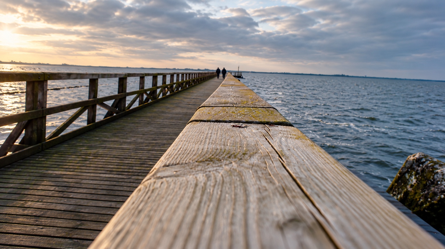 Holzsteg am Meer im Abendlicht