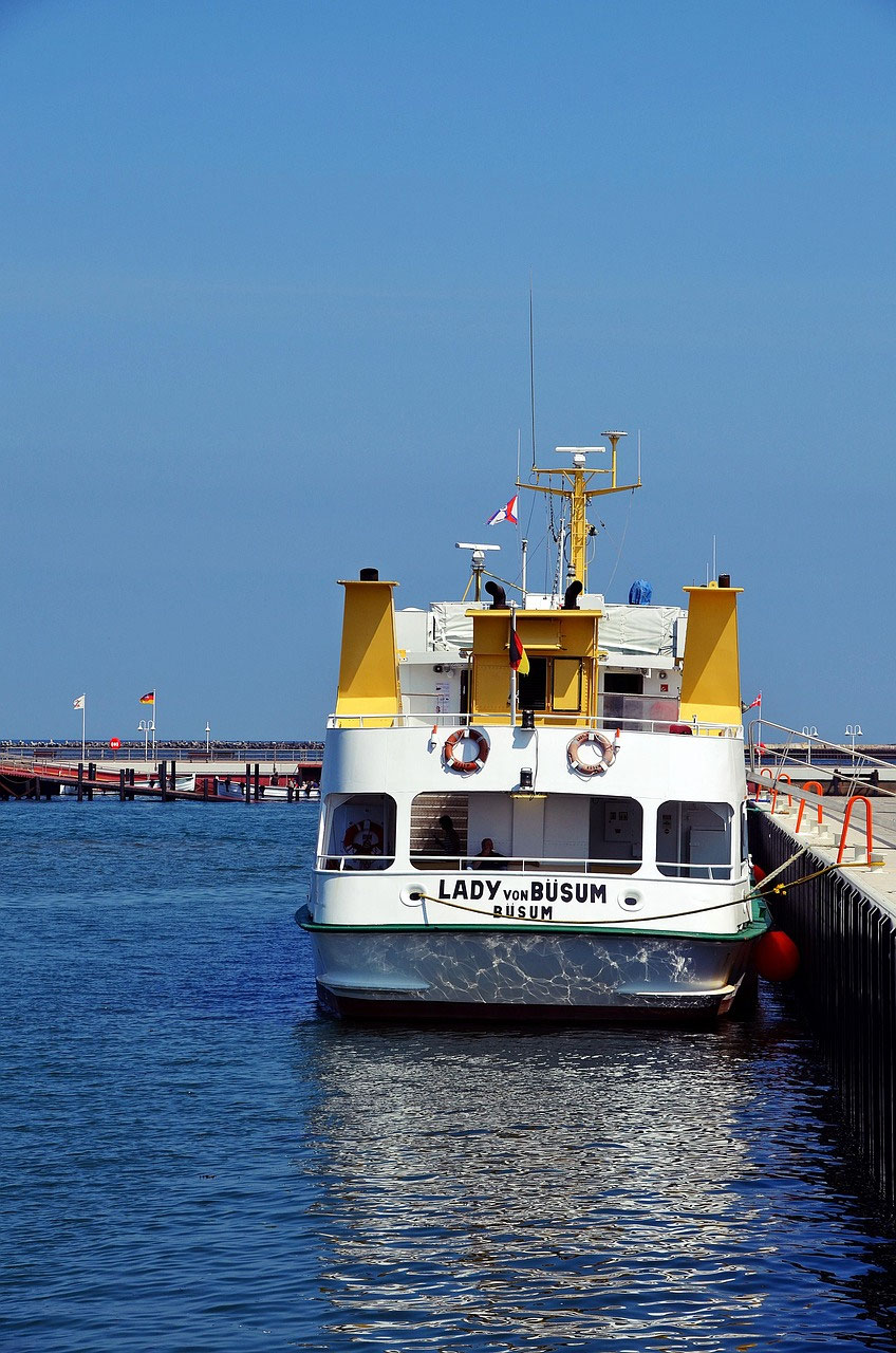 Ein Schiff im Hafen