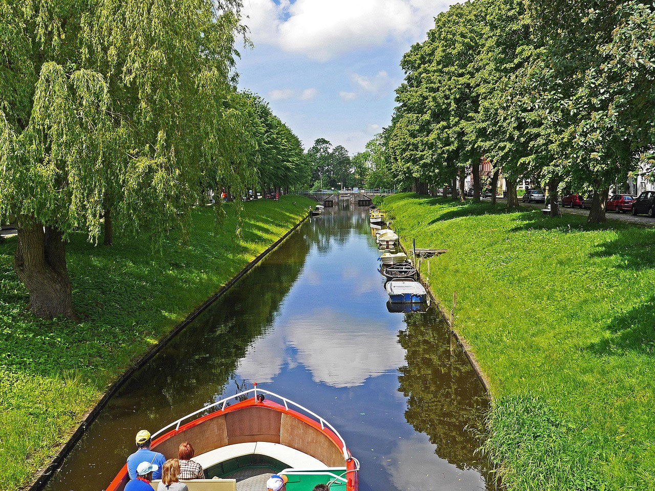 Grüne Ufer einer Gracht