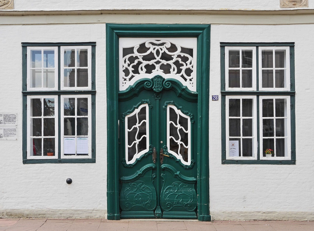 Eine grüne verzierte Haustür