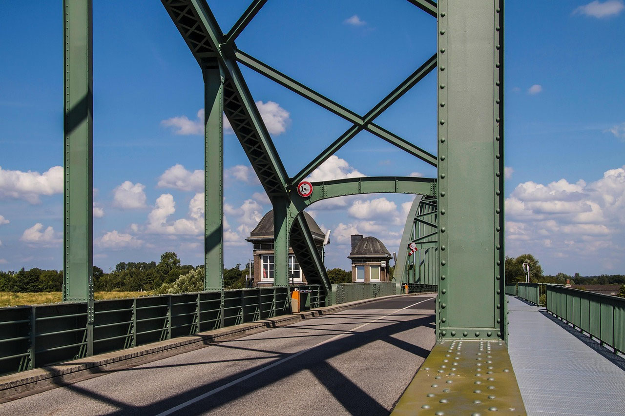 Eine Brücke unter blauem Himmel